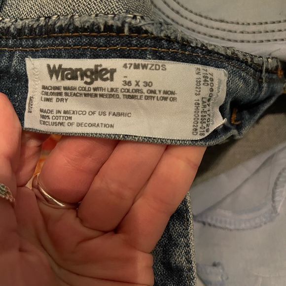 PREMIUM PERFORMANCE COWBOY CUT® REGULAR FIT JEAN IN DARK STONE - Picture 2 of 3